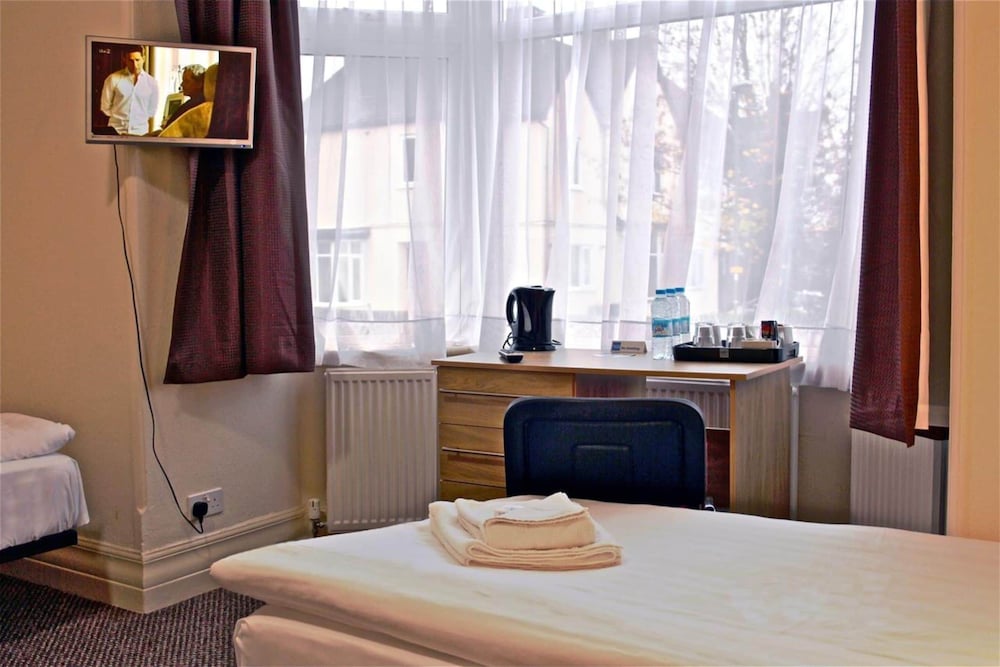 OYO Central Hotel Golders Green 8