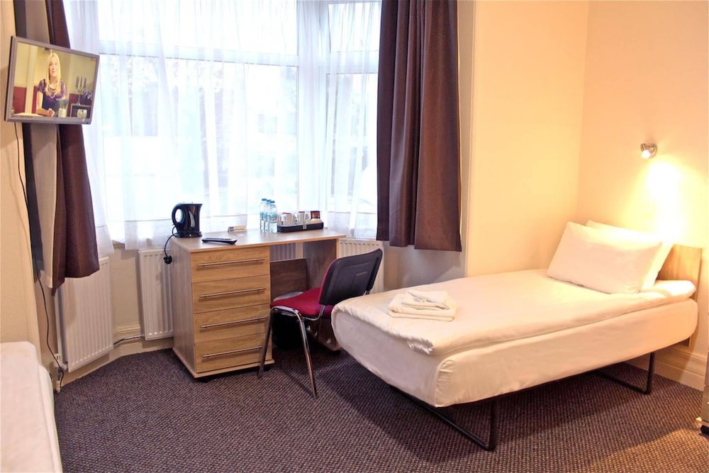 OYO Central Hotel Golders Green 10