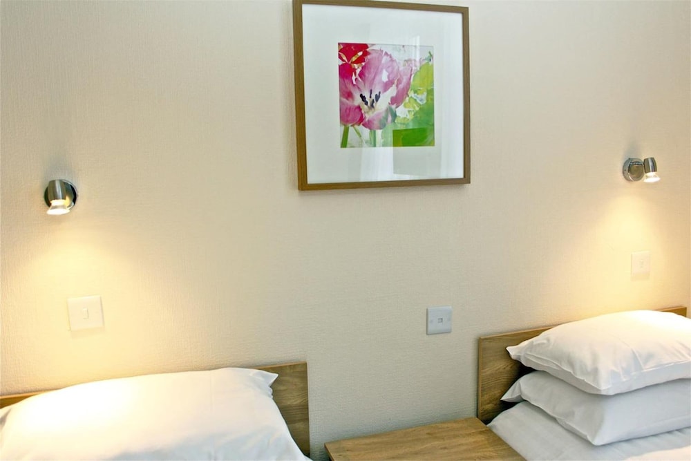OYO Central Hotel Golders Green 11