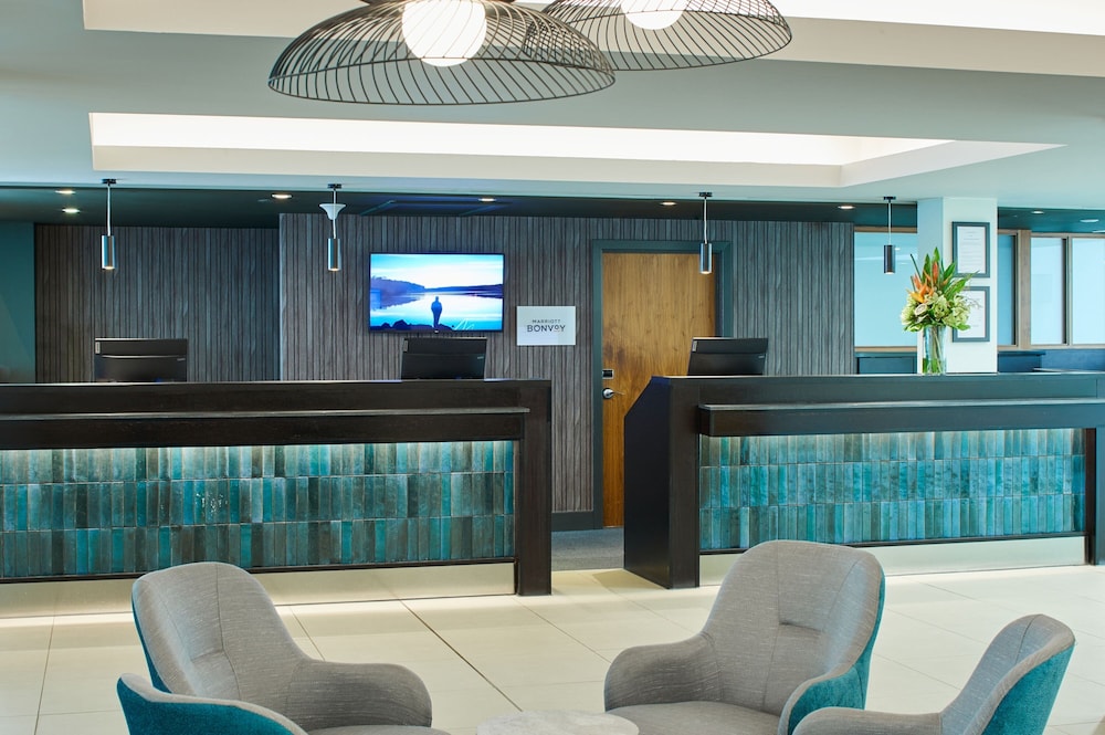 Courtyard London Gatwick Airport 3