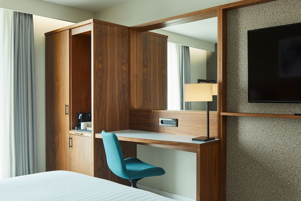 Courtyard London Gatwick Airport 14
