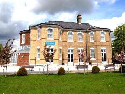 Cambridge Hotel Gatwick 1