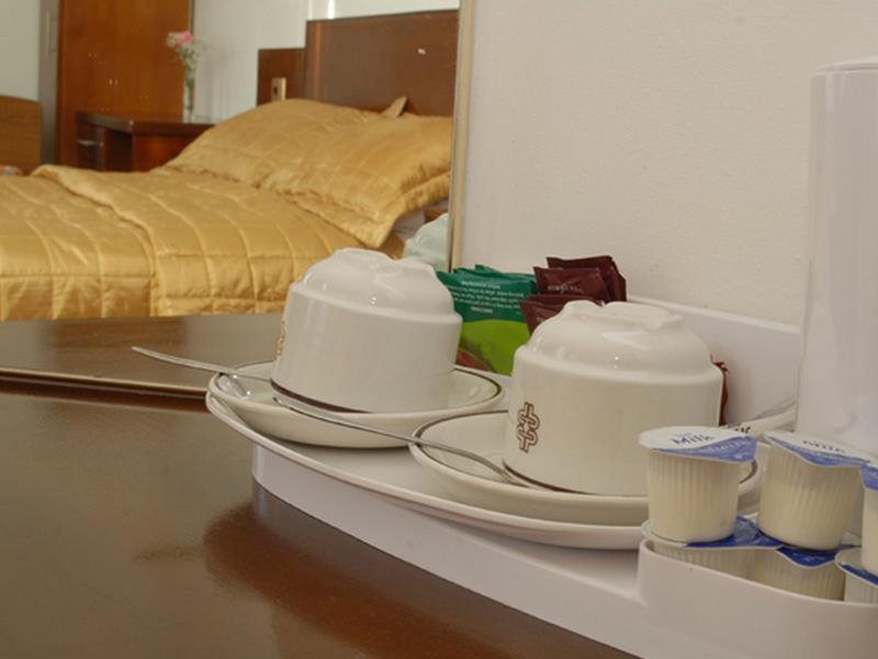Cambridge Hotel Gatwick 17