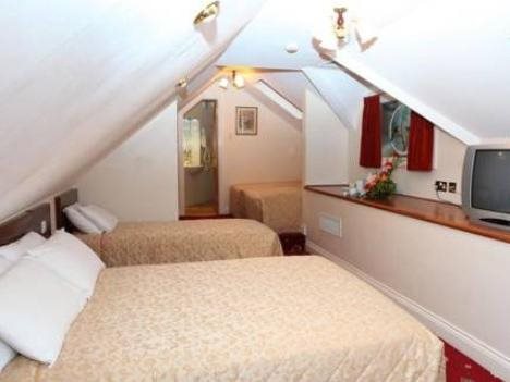 Cambridge Hotel Gatwick 3