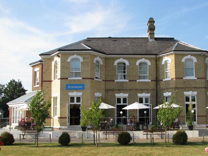 Cambridge Hotel Gatwick 24