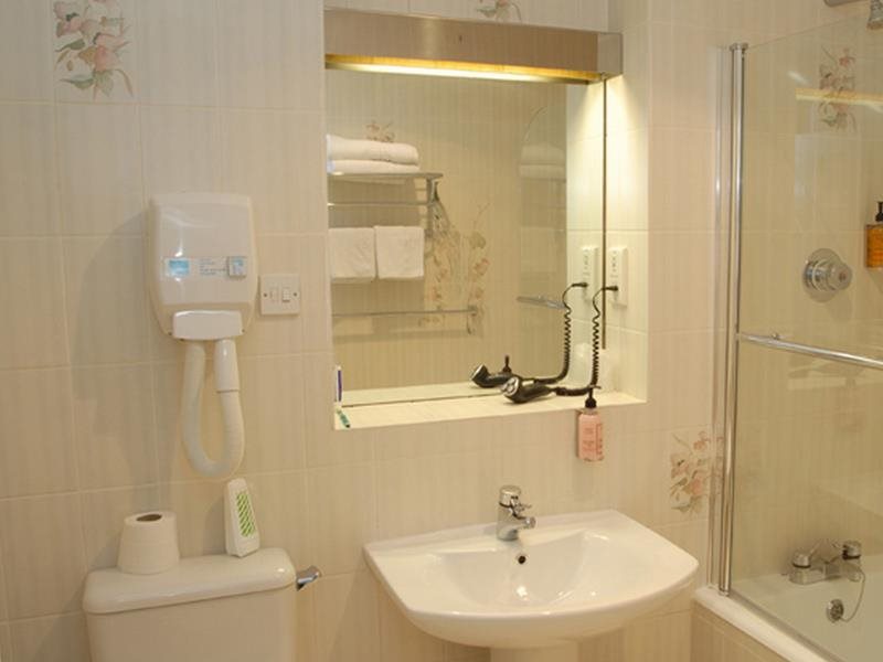 Cambridge Hotel Gatwick 8