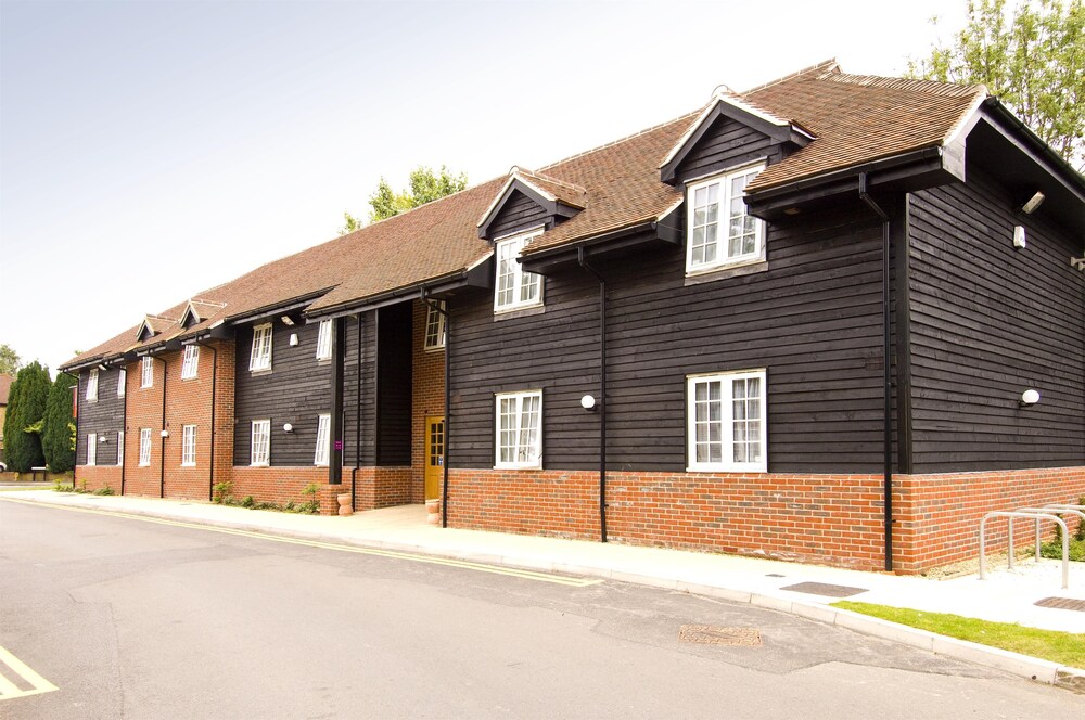 Premier Inn Woking West (A324) 11