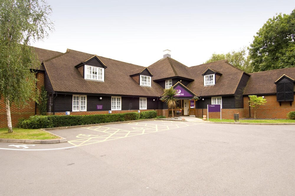 Premier Inn Woking West (A324) 10