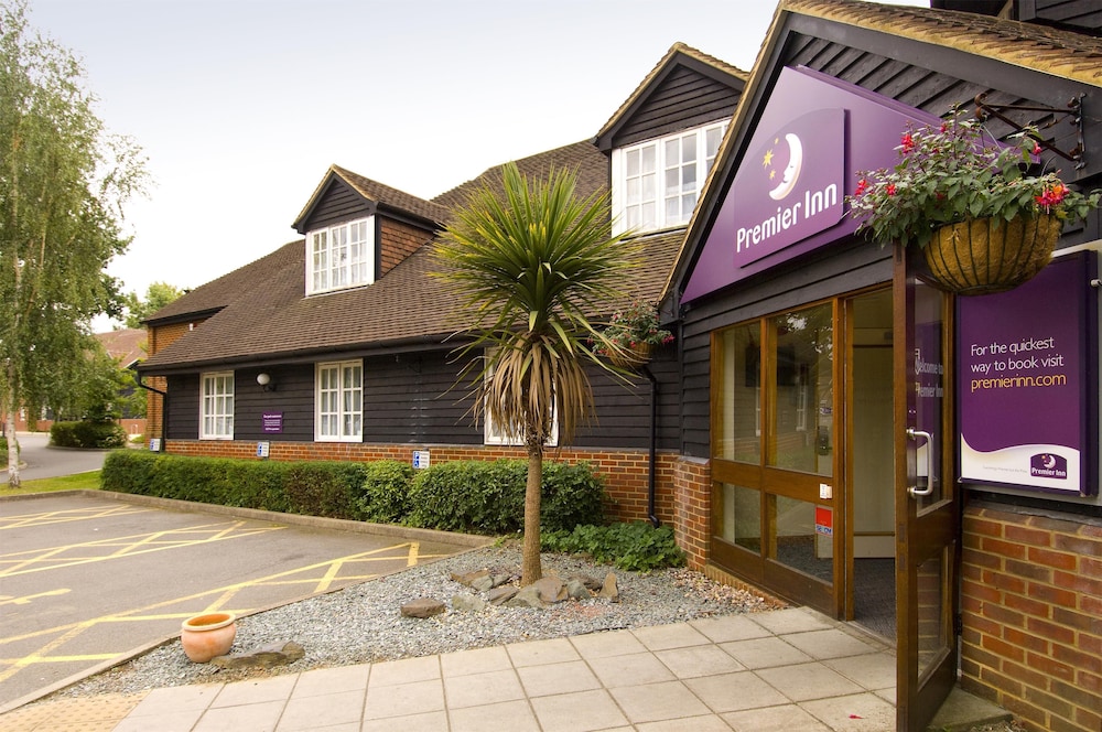 Premier Inn Woking West (A324) 1