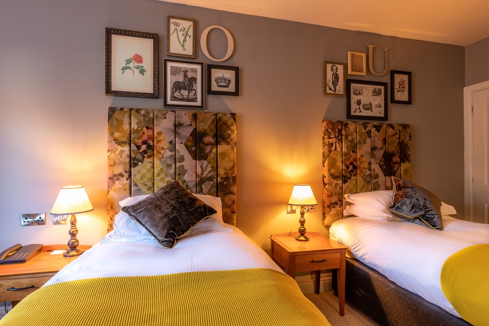 Crown Chertsey 1
