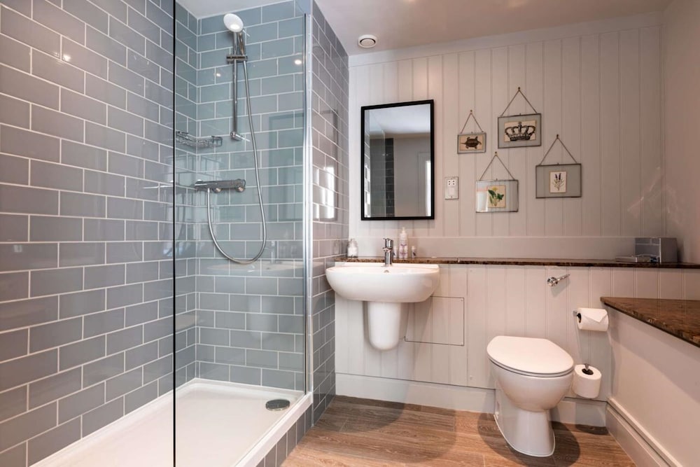 Crown Chertsey 21