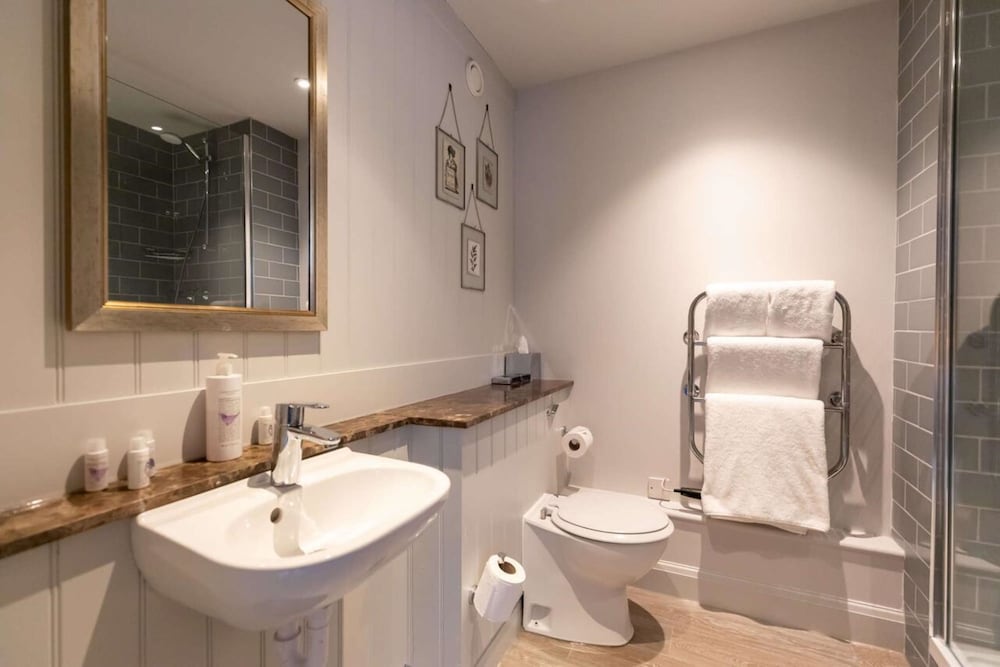 Crown Chertsey 20