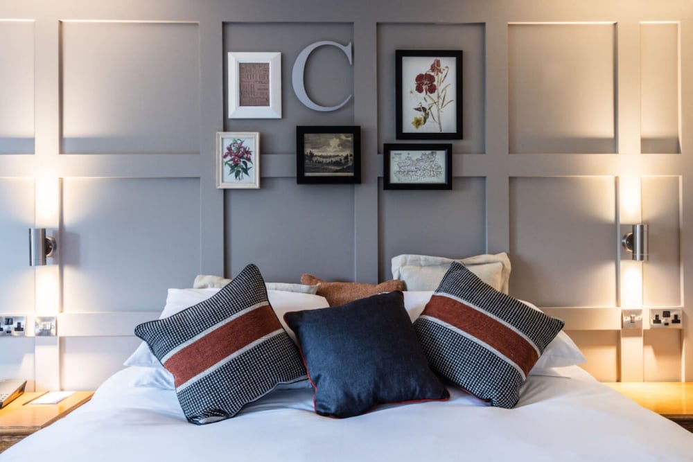 Crown Chertsey 7