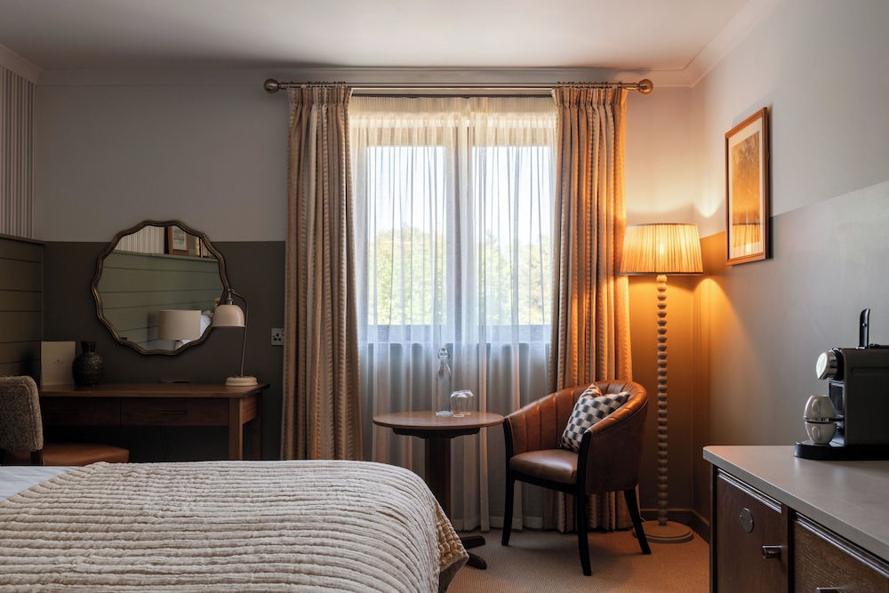 Crown Chertsey 13