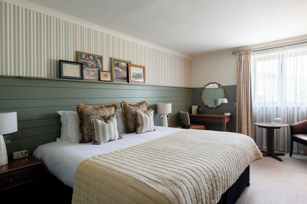 Crown Chertsey 15