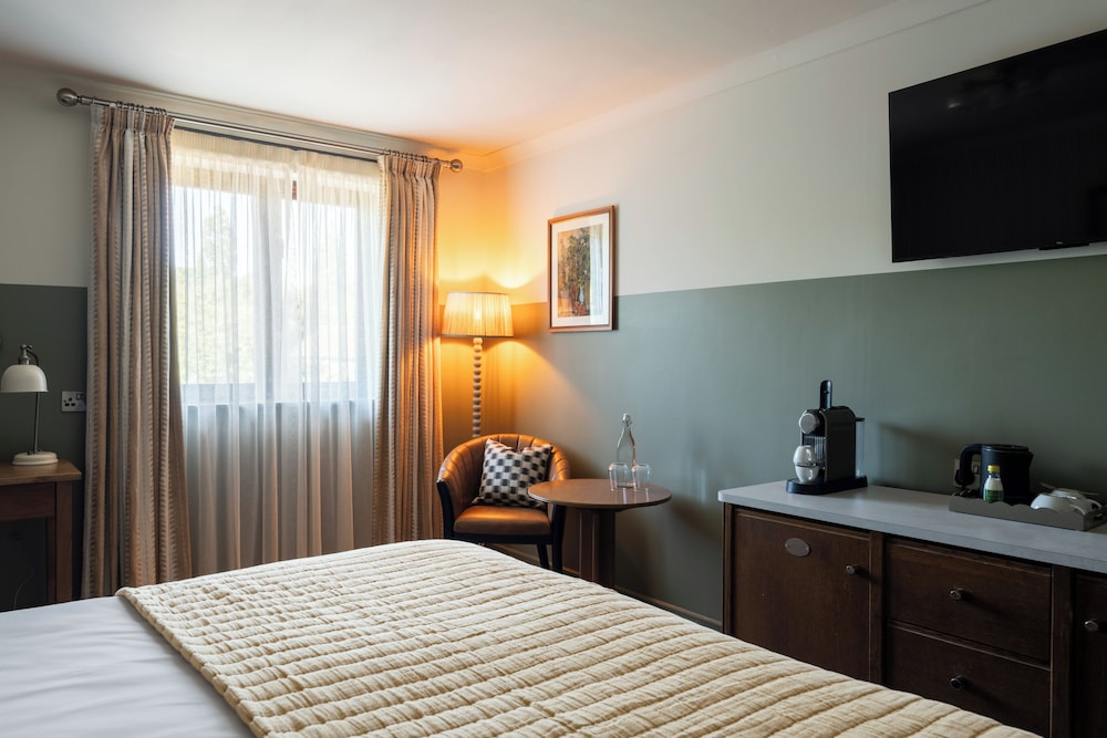 Crown Chertsey 19