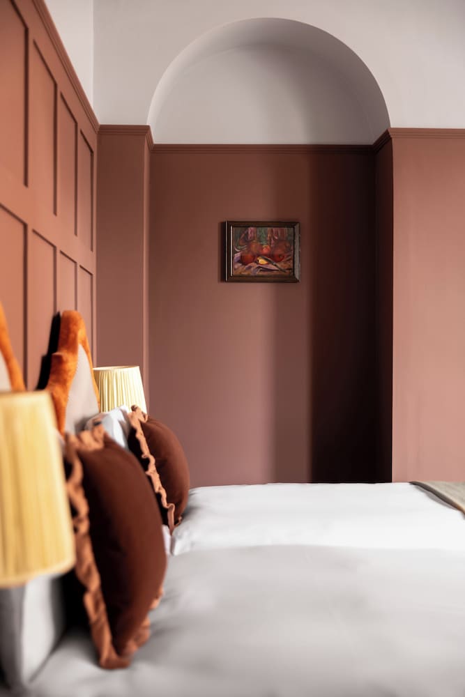 Crown Chertsey 8