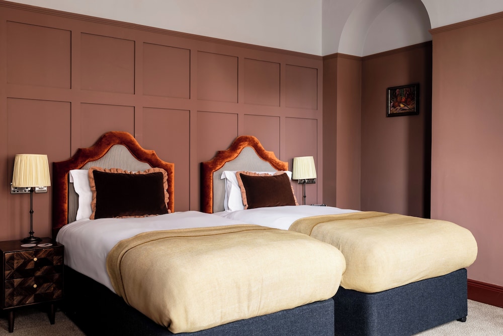 Crown Chertsey 11