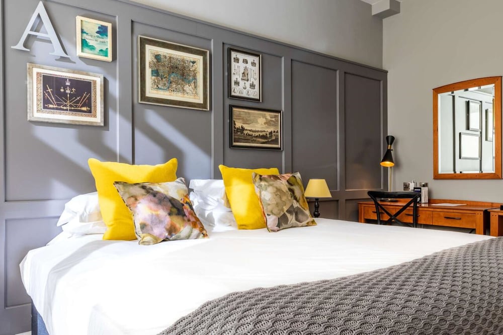 Crown Chertsey 6