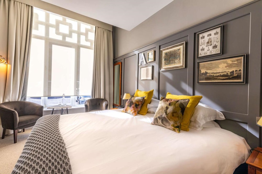 Crown Chertsey 5