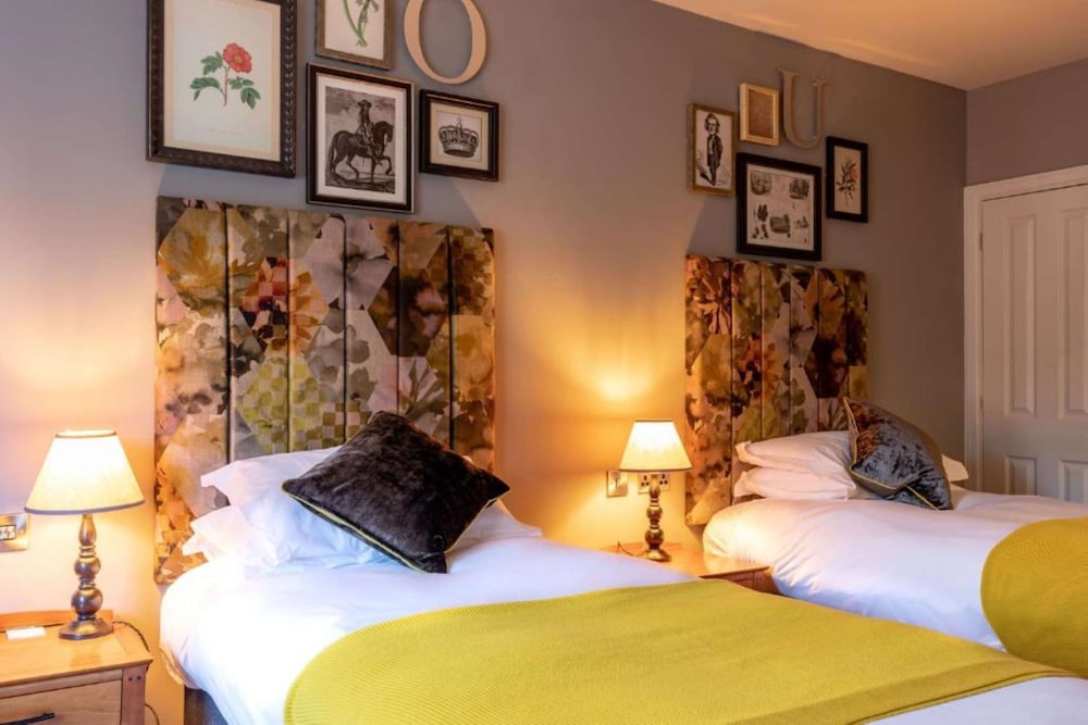 Crown Chertsey 4