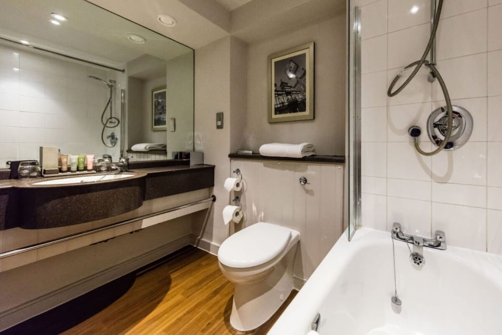 Crown Chertsey 22