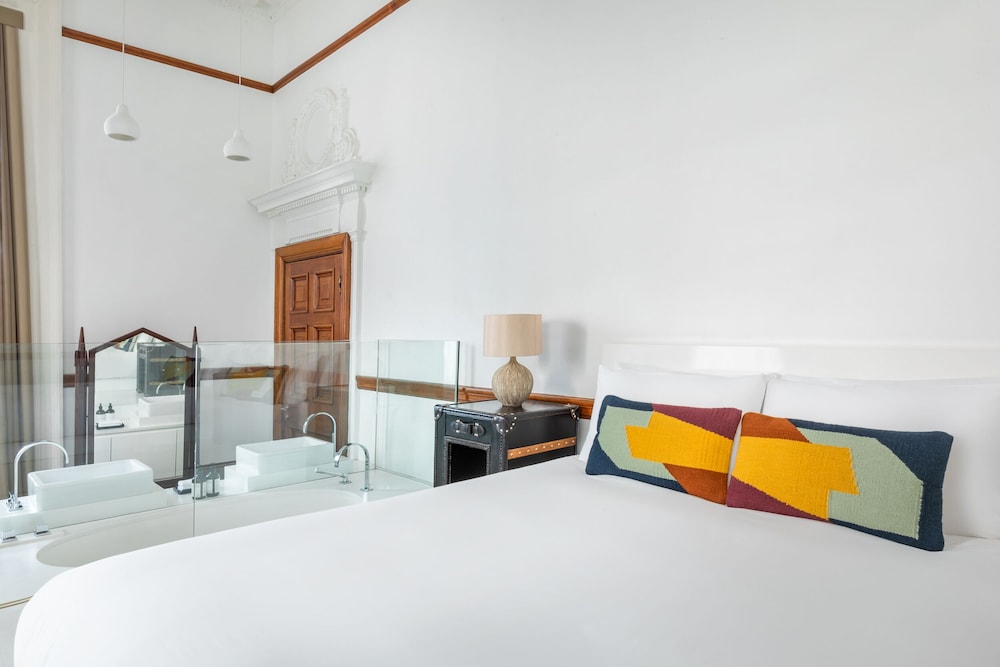 Town Hall Hotel 18