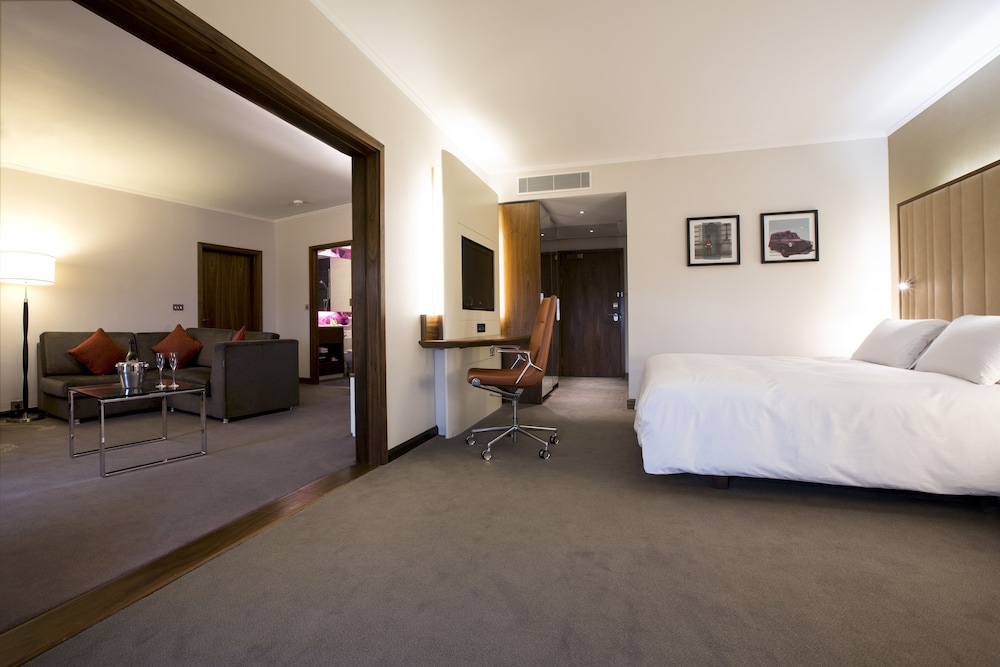 Hilton London Heathrow Airport Terminal 5 10