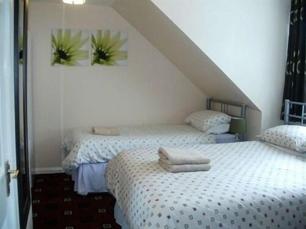 London Heathrow Guest House 4