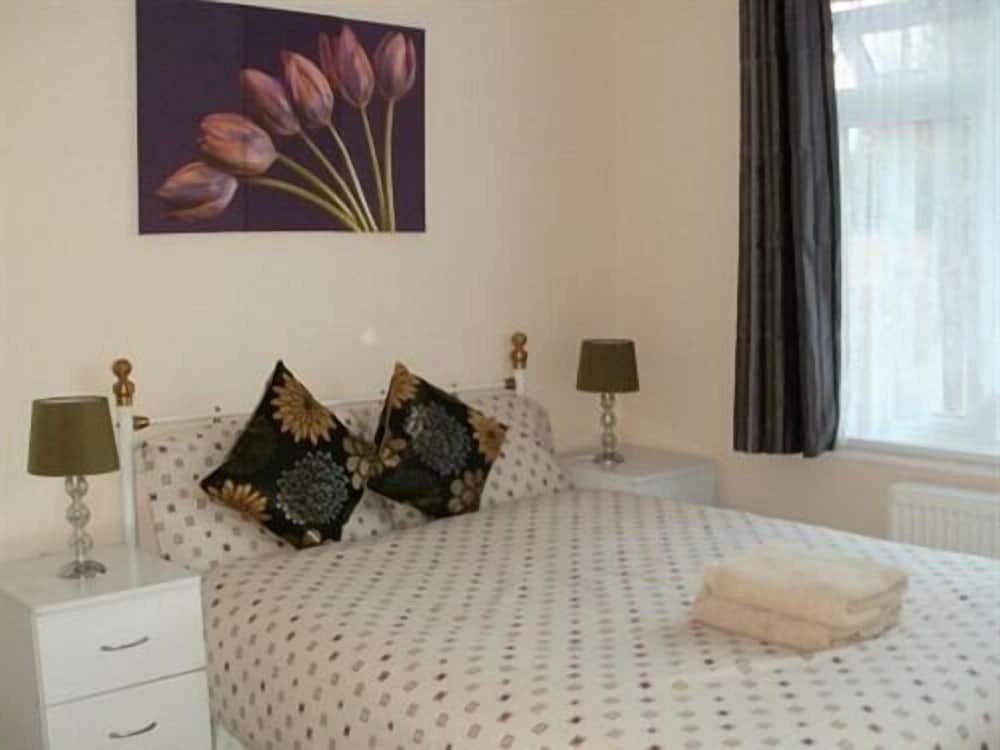 London Heathrow Guest House 2