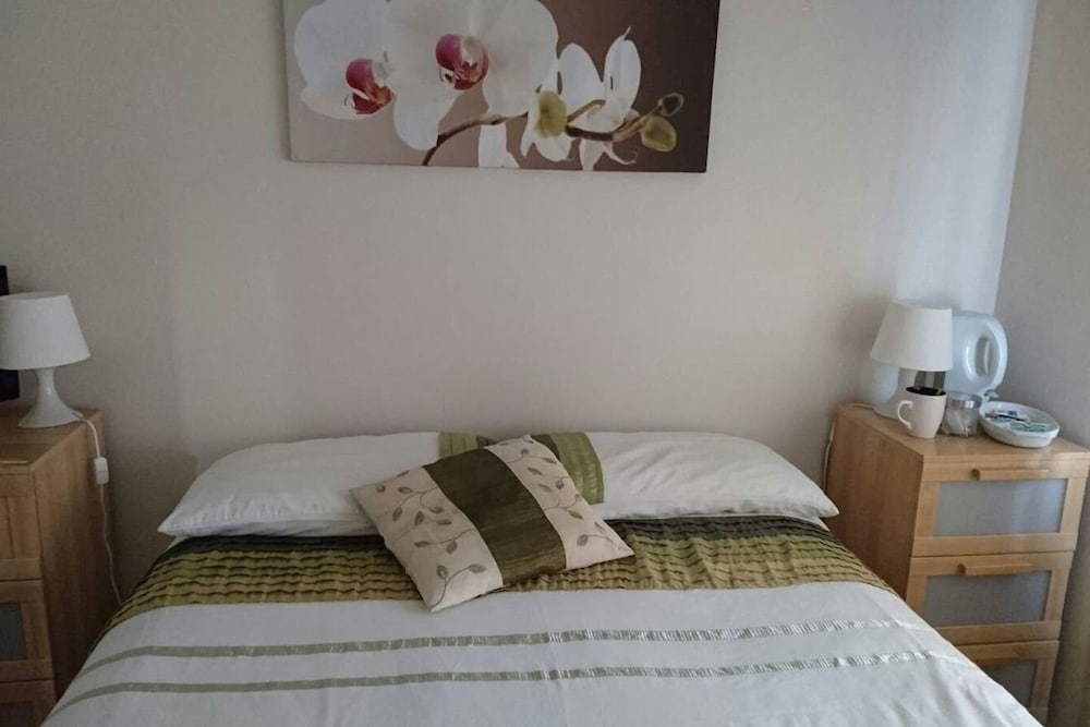 Apple House Guest House Heathrow Airport 8
