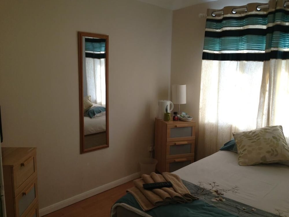 Apple House Guest House Heathrow Airport 5