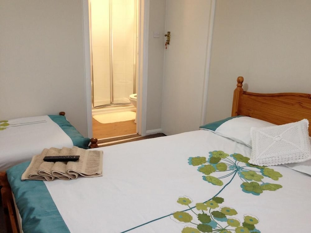 Apple House Guest House Heathrow Airport 3