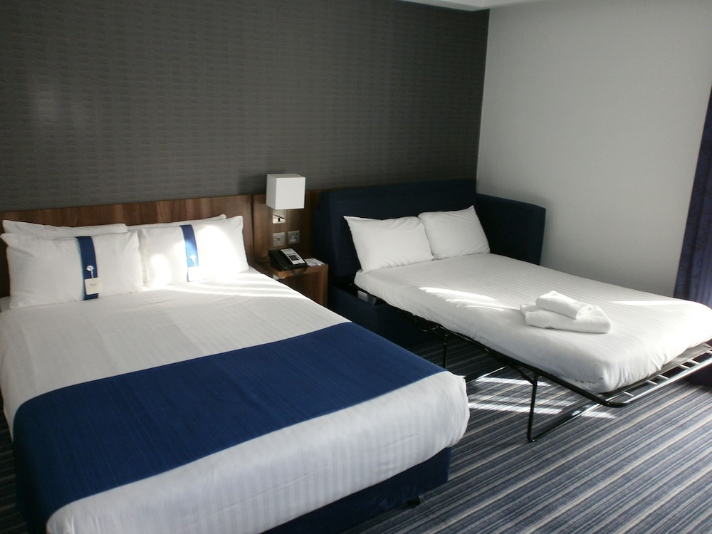 Holiday Inn Express Dunstable 10
