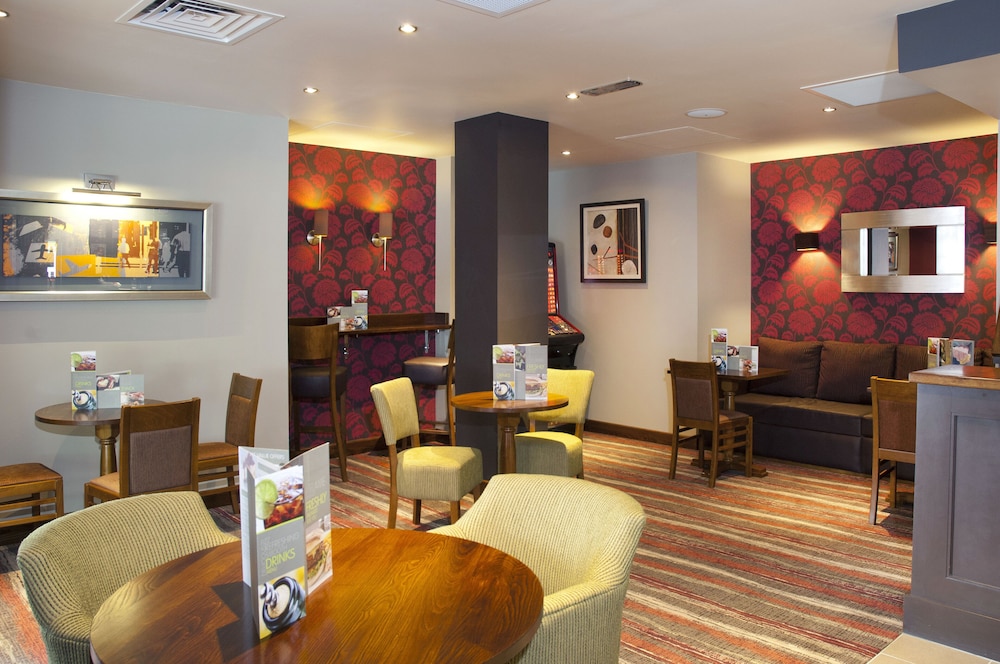 Premier Inn Camberley Hotel 20