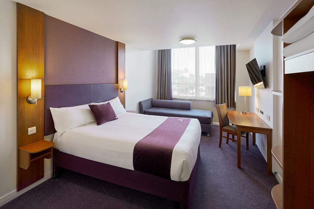 Premier Inn Camberley Hotel 6