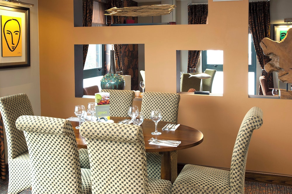 Premier Inn Camberley Hotel 9