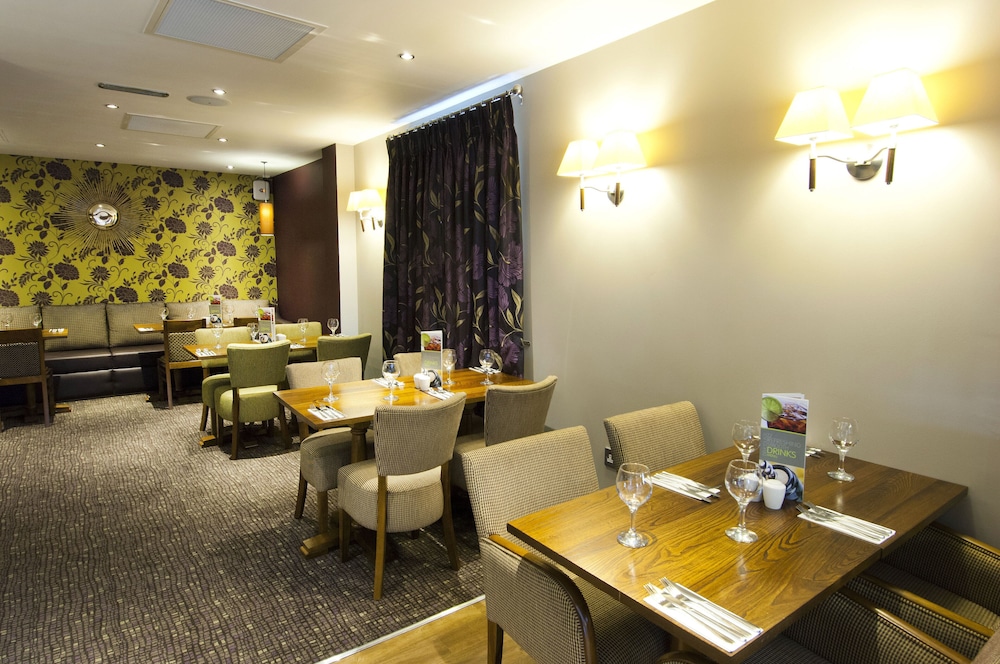 Premier Inn Camberley Hotel 10