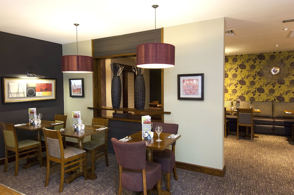 Premier Inn Camberley Hotel 11