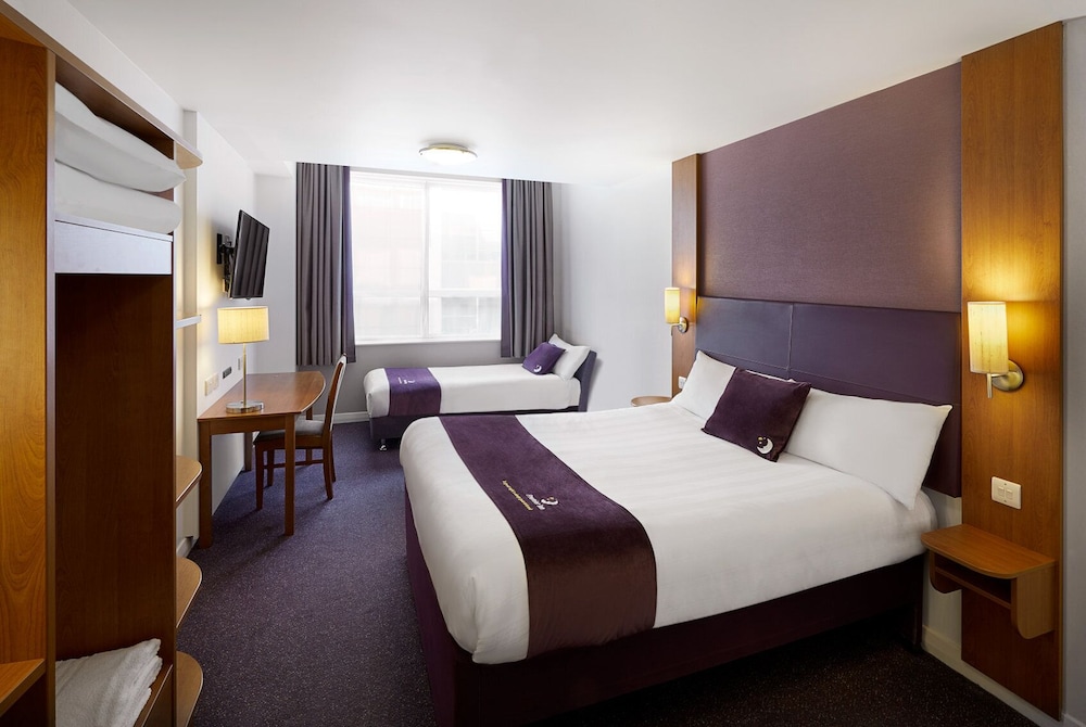 Premier Inn Camberley Hotel 7