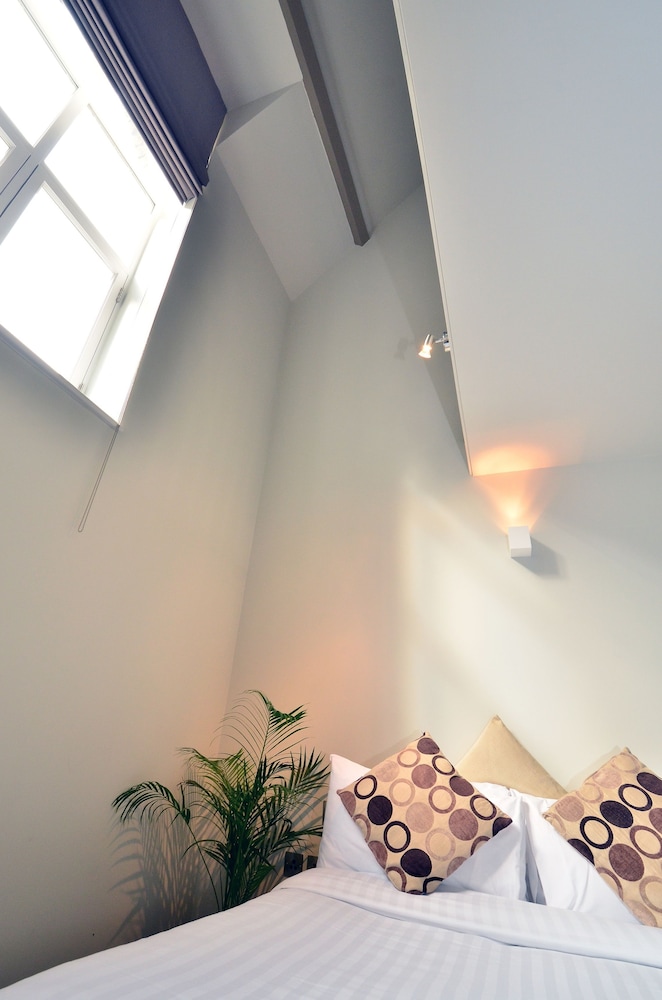 Arch Hotel 2