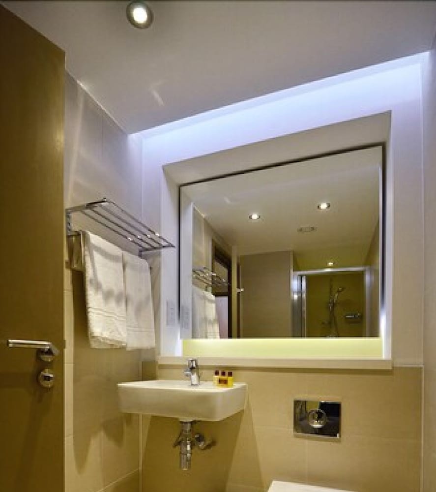 Arch Hotel 22