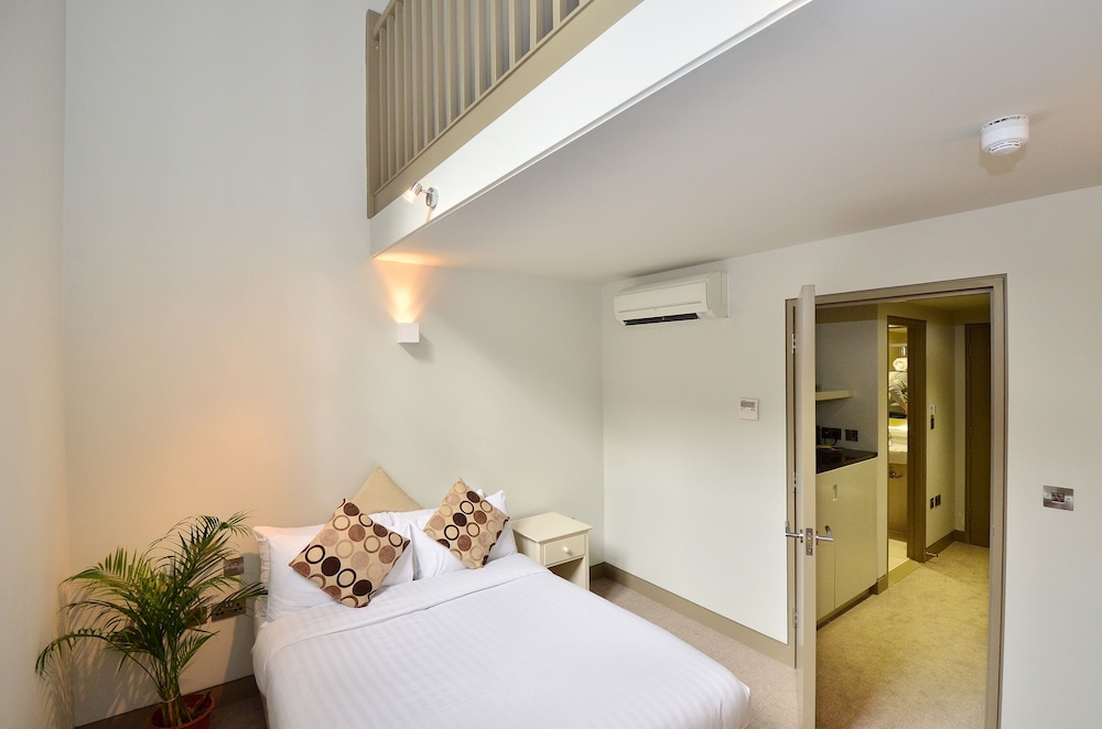 Arch Hotel 3