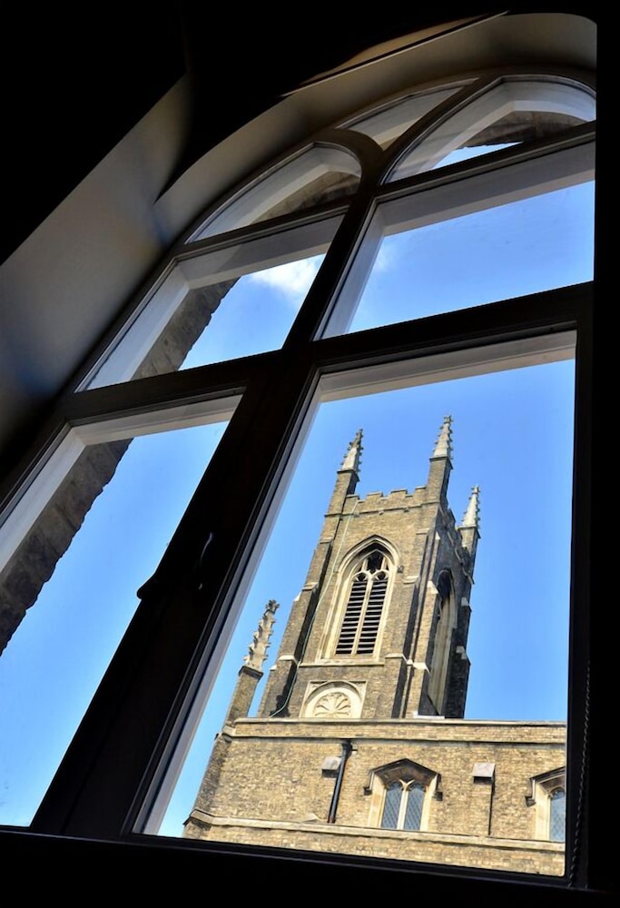 Arch Hotel 19