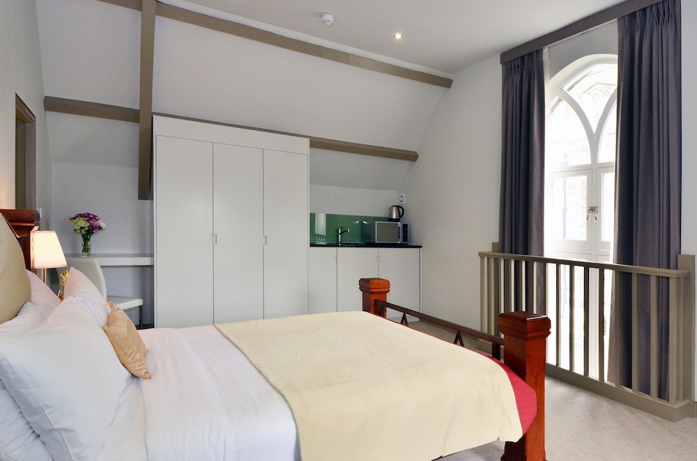 Arch Hotel 8