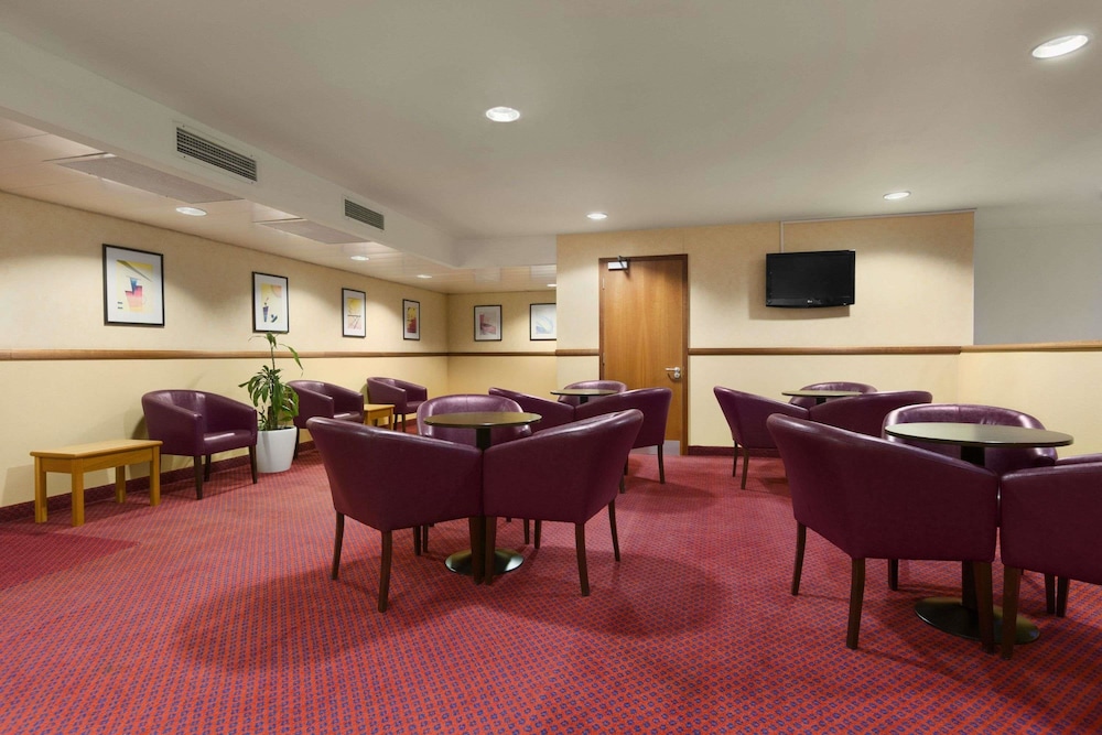 Days Inn by Wyndham Stevenage North 15