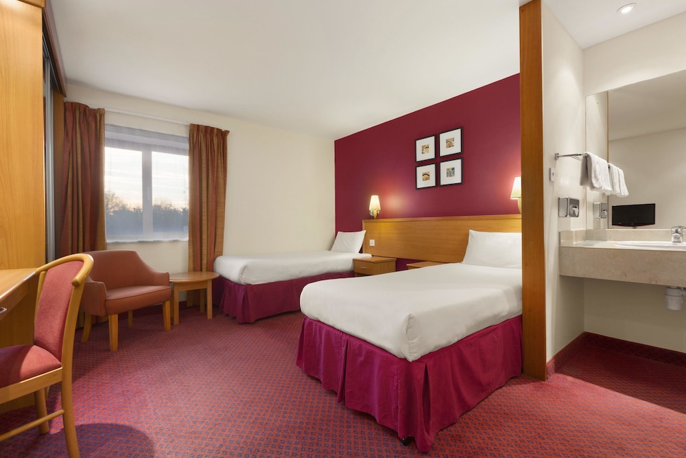 Days Inn by Wyndham Stevenage North 8