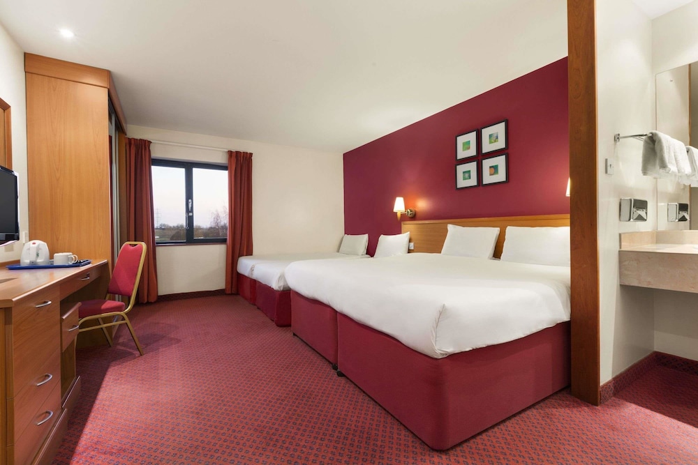 Days Inn by Wyndham Stevenage North 7