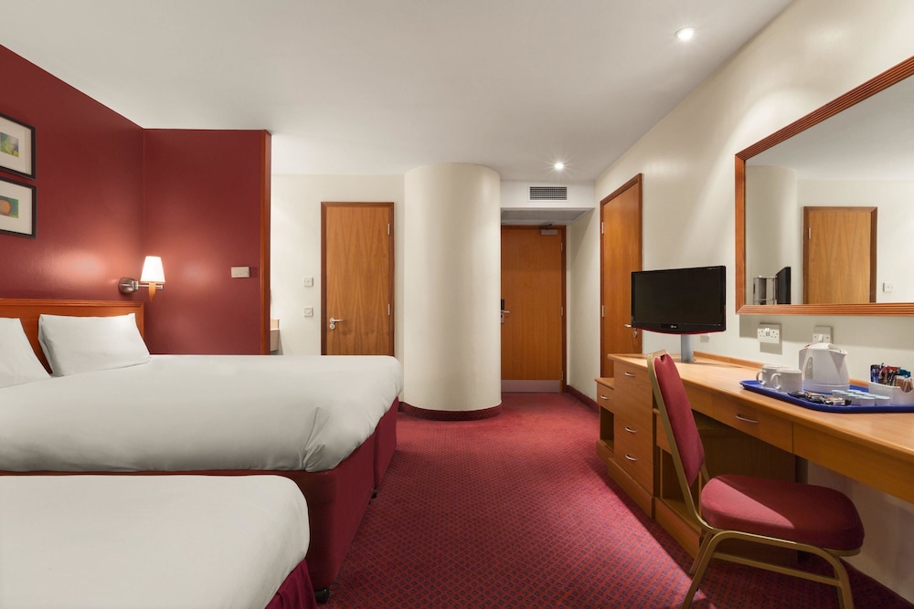 Days Inn by Wyndham Stevenage North 6