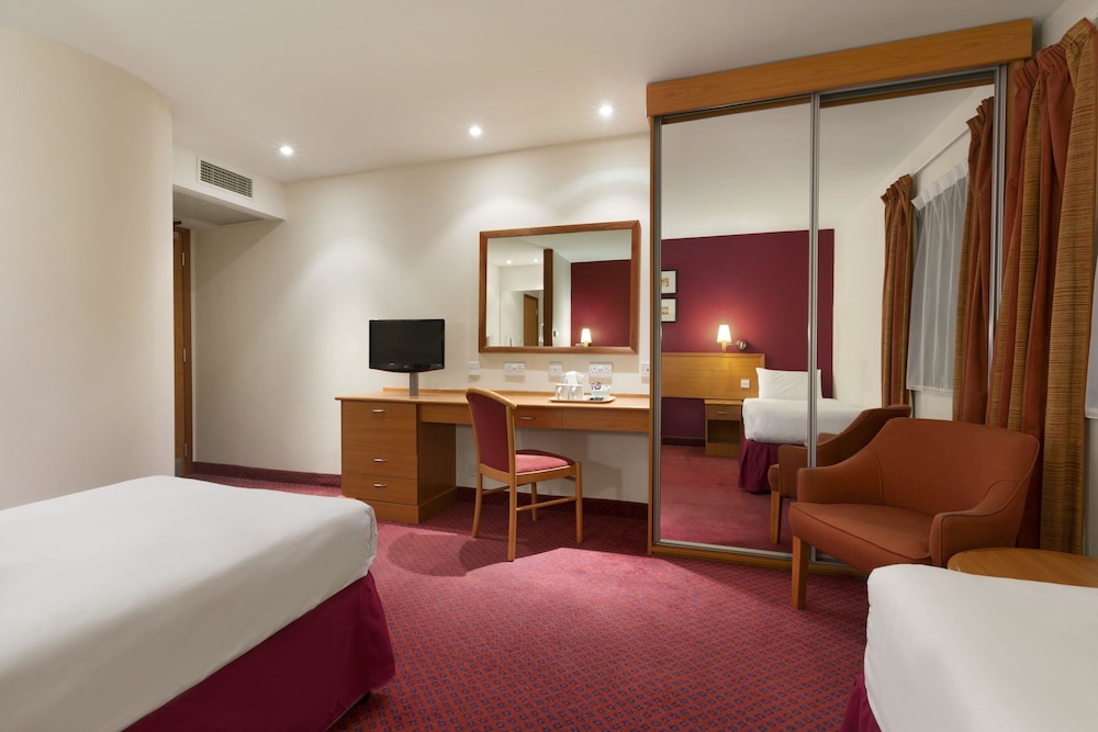 Days Inn by Wyndham Stevenage North 5
